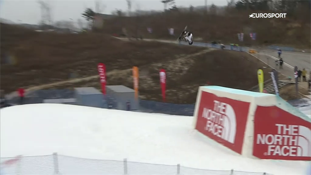 WATTS! Acrobazia assurda con lo snowboard, e ruote perse in pista! WATTS! Acrobazia assurda con lo snowboard, e ruote perse in pista!