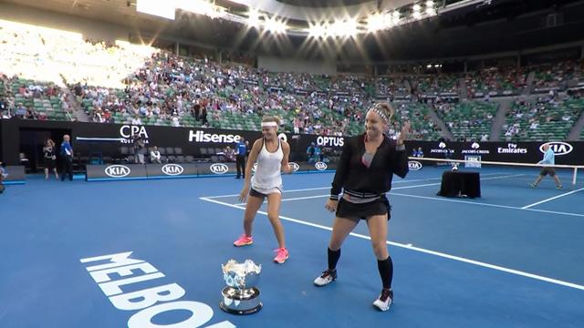 Danse avec les championnes : la chorégraphie de Safarova et Mattek-Sands après leur titre en double Danse avec les championnes : la chorégraphie de Safarova et Mattek-Sands après leur titre en double