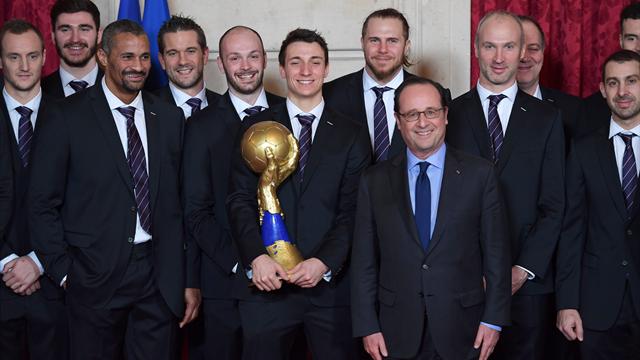 Les Experts à l'Elysée : François Hollande taquin avec les sextuples champions du monde Les Experts à l'Elysée : François Hollande taquin avec les sextuples champions du monde