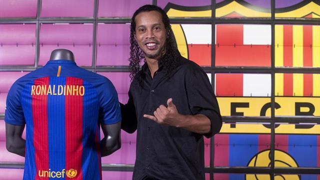 Ronaldinho, embajador del Barcelona, celebra el cargo con la cesión de su Balón de Oro al museo