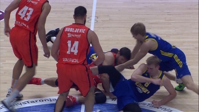 Bundle! Pile-up in Eurocup basketball leaves player injured Bundle! Pile-up in Eurocup basketball leaves player injured