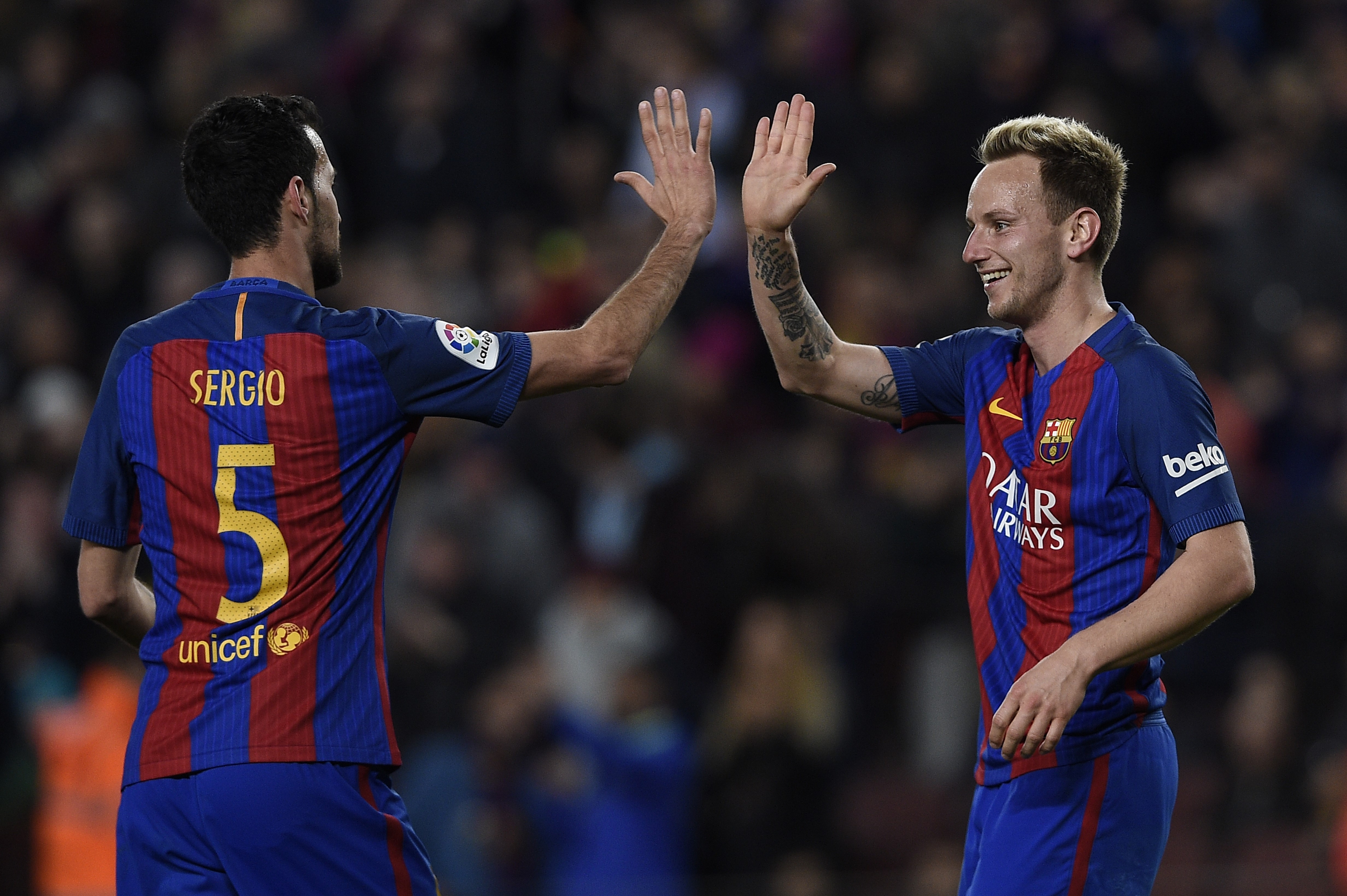 Sergio Busquets et Ivan Rakitic se félicitent après la qualification du FC Barcelone en 1/4 de finale