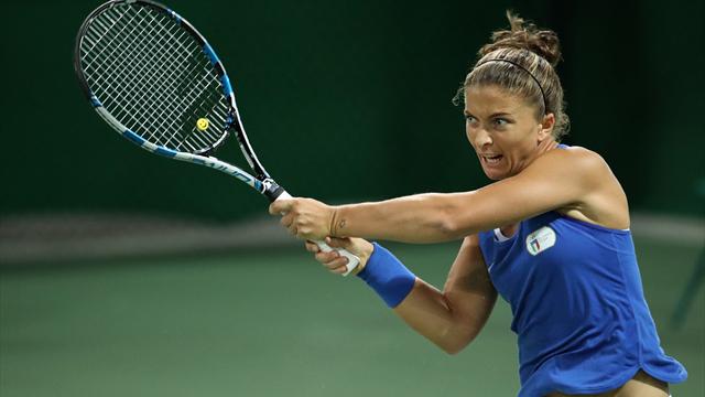 Errani schianta Arruabarrena e tiene in vita l'Italia contro la Spagna: 1-1 in attesa del doppio