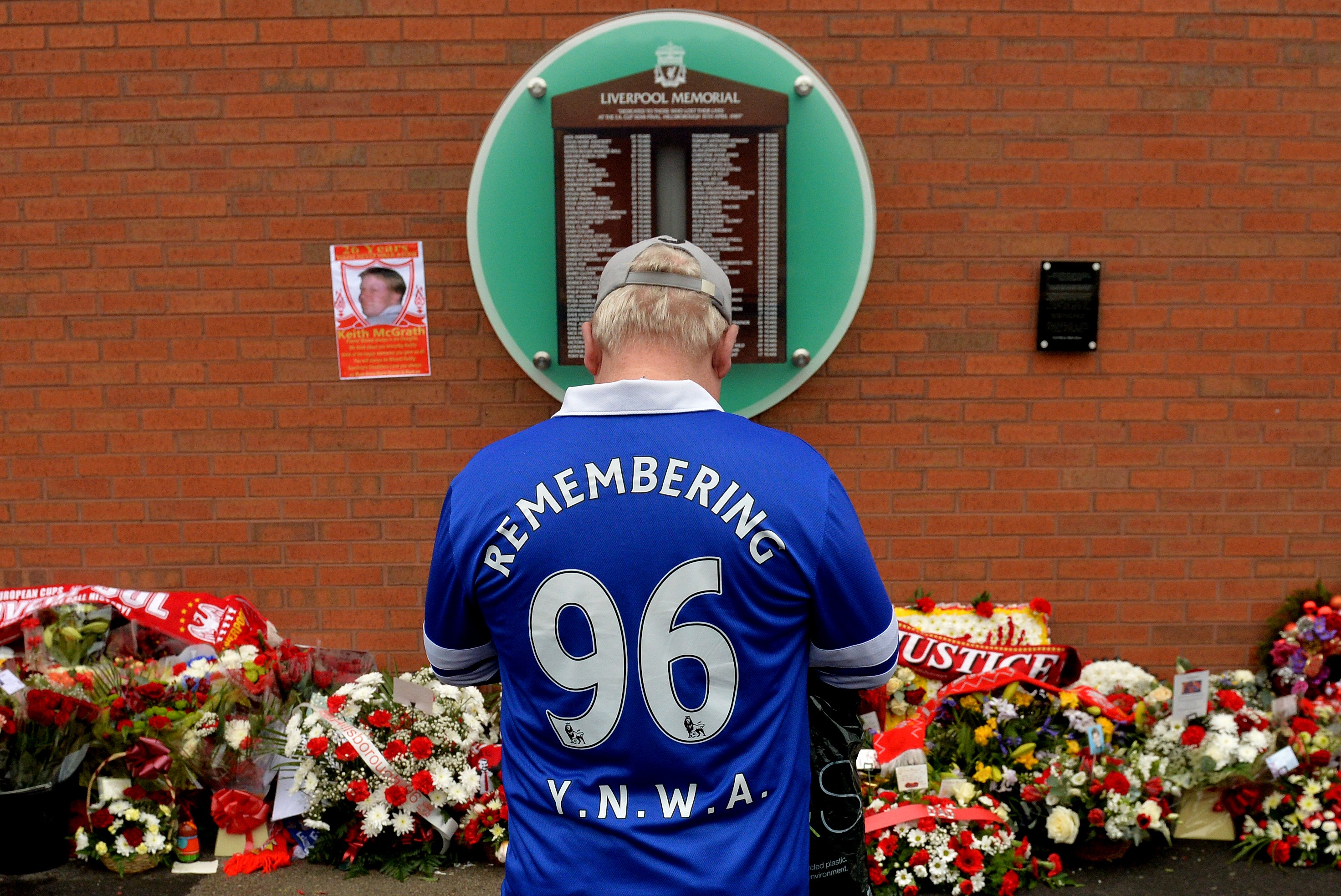 Un supporter d'Everton devant le mémorial d'Hillsborough