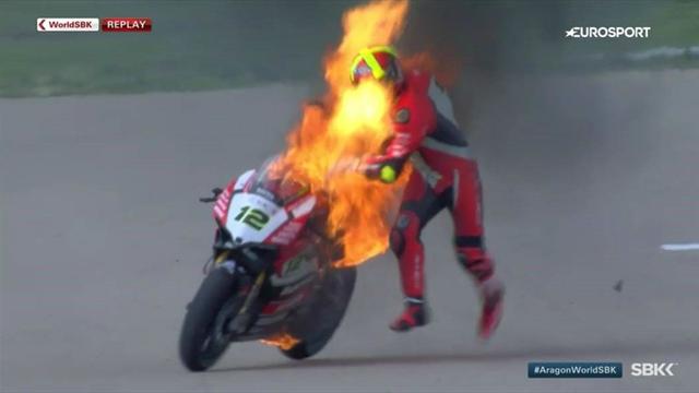 Superbike: Las impactantes imágenes de la moto en llamas de Xavi Forés Superbike: Las impactantes imágenes de la moto en llamas de Xavi Forés