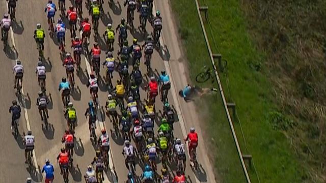 Flecha Valona: La peligrosísima caída de Valgren que acabó con su bici en las zarzas Flecha Valona: La peligrosísima caída de Valgren que acabó con su bici en las zarzas