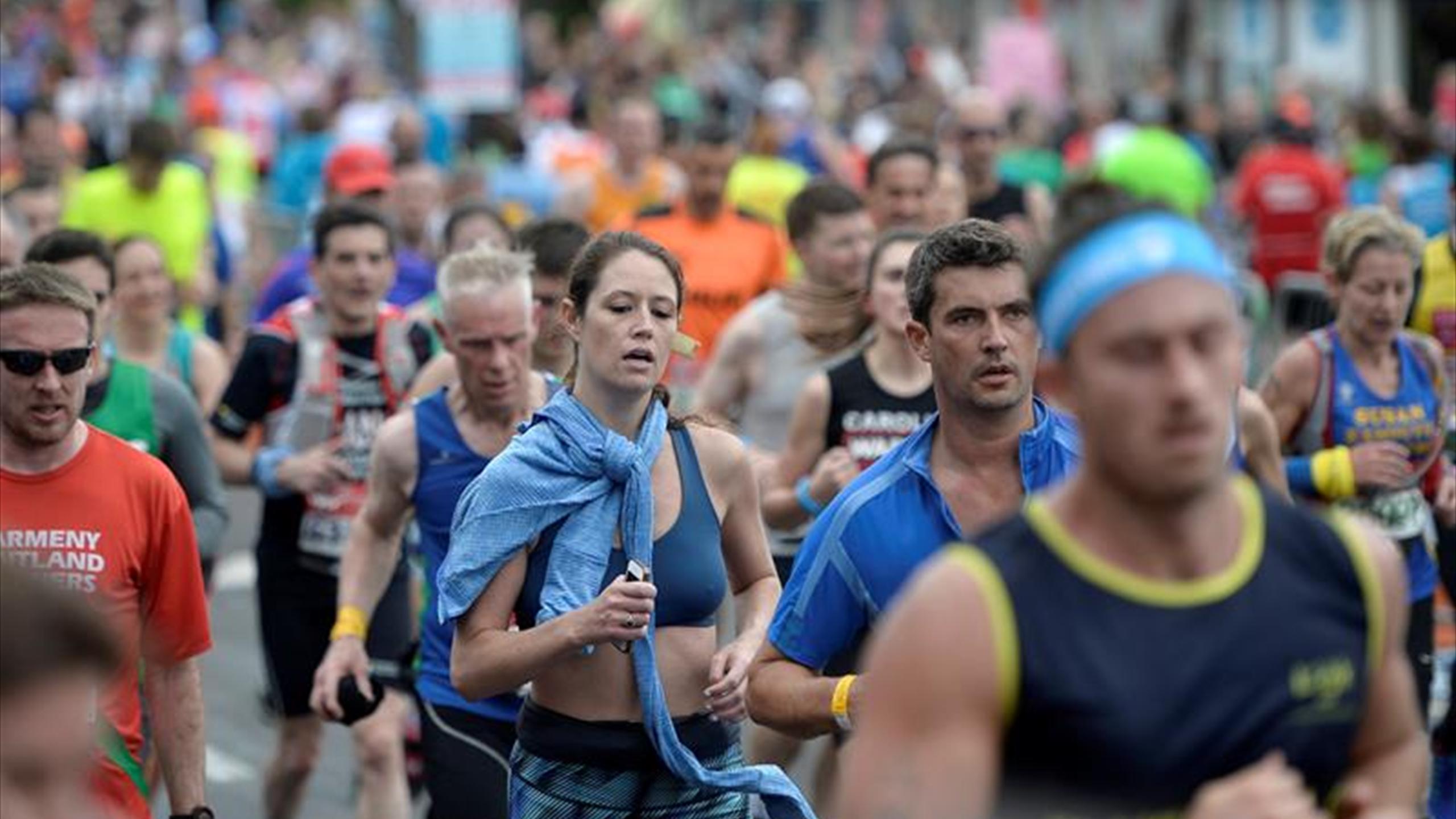 Забег в костюмах. Марафон самых самых. Самый массовый марафон. Сестры нургалиевы супермарафон. Костюмированные забеги.
