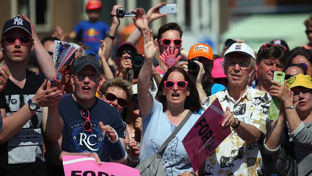 One Man Vs Caltagirone - Experience the chaotic scenes in a cycling Grand Tour crowd One Man Vs Caltagirone - Experience the chaotic scenes in a cycling Grand Tour crowd