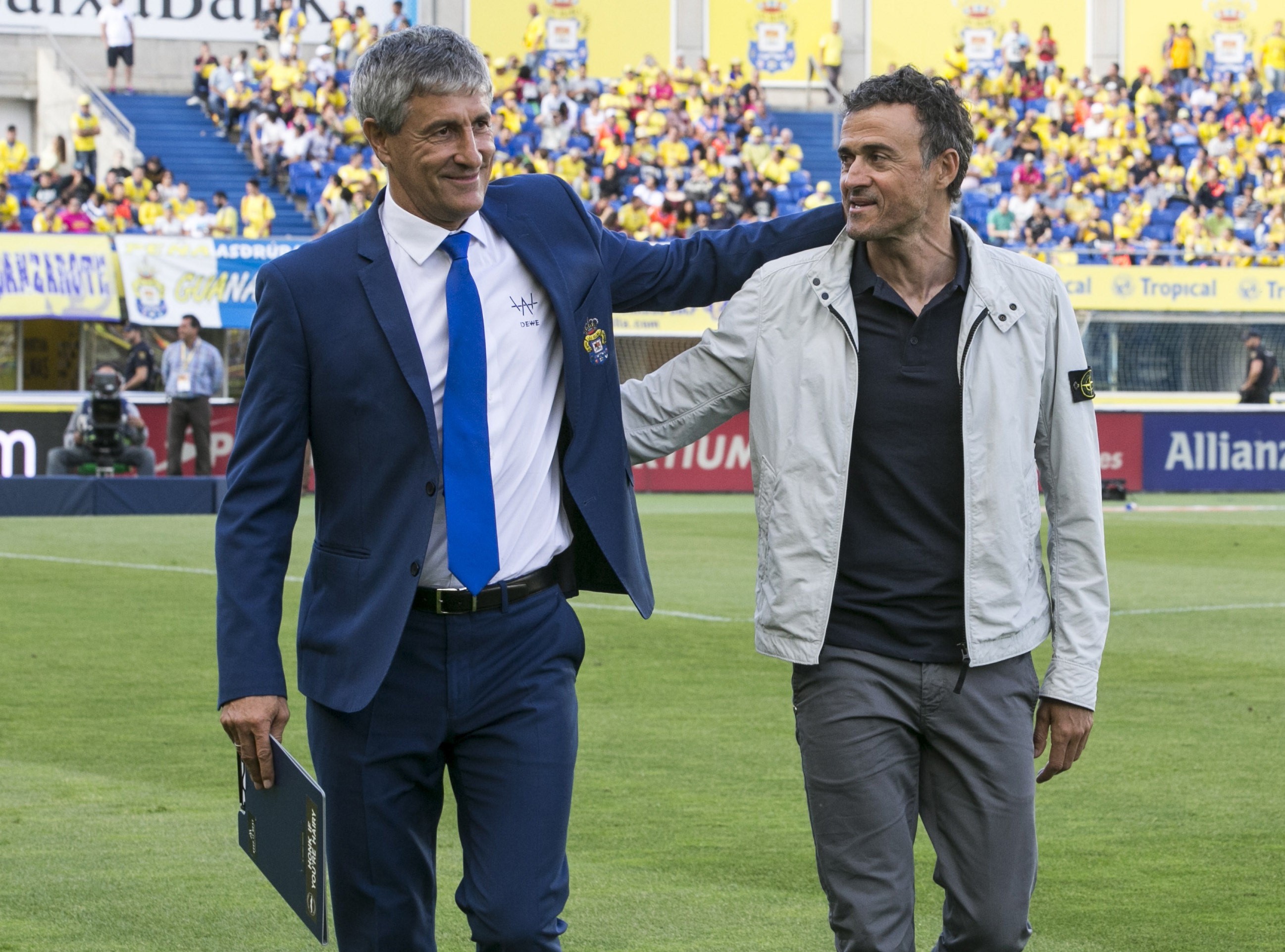 Quique Setién (Las Palmas) junto a Luis Enrique (Barcelona) abrazados tras el encuentro