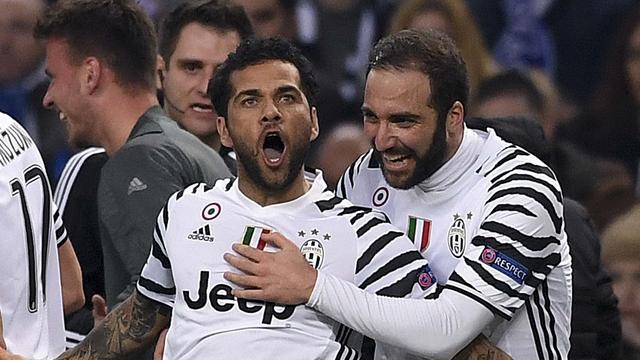 Higuain e un messaggio che sa d'addio a Dani Alves: brasiliano davvero in partenza?