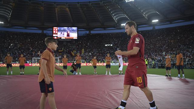Totti e quel passaggio di consegne: la fascia va al capitano dei Pulcini della Roma
