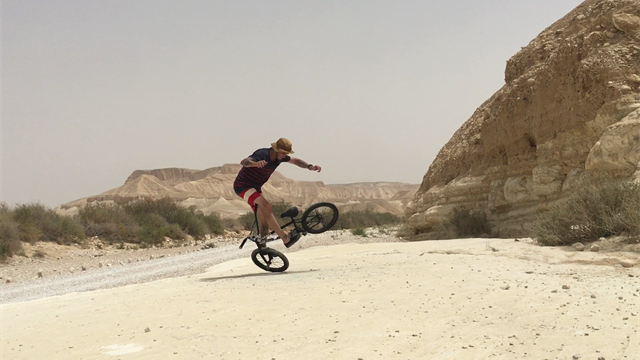 Unendliche Fahrt in der Wüste Negev Unendliche Fahrt in der Wüste Negev