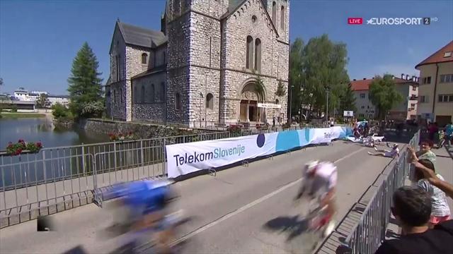 Tour de Eslovenia: Brutal caída contra la valla en el esprint final Tour de Eslovenia: Brutal caída contra la valla en el esprint final