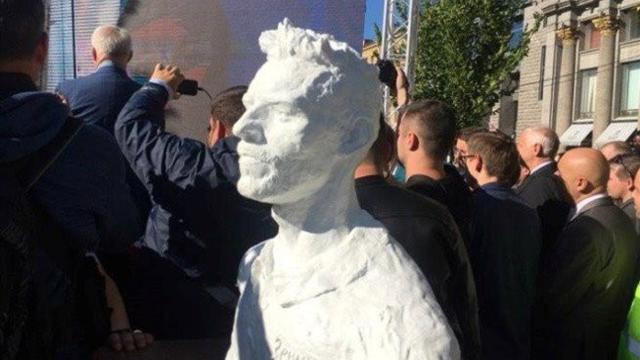Власти установили бюст Данни на Манежке, а после прощания с игроком отвезли его в клубный музей