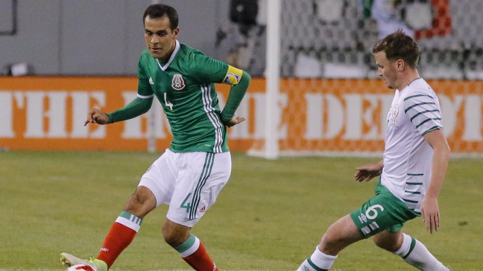 Rafael Marquez (à gauche), le capitaine du Mexique, lors d'un match amical face à l'Irlande