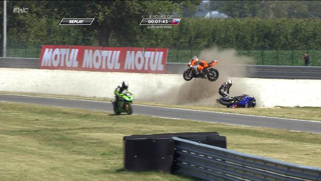 Pilota investito da una moto nel Mondiale Endurance, riparte subito Pilota investito da una moto nel Mondiale Endurance, riparte subito