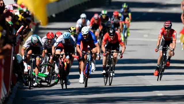 Deux chutes, un craquage de Sagan et le bonheur de Démare : Folle arrivée à Vittel ! Deux chutes, un craquage de Sagan et le bonheur de Démare : Folle arrivée à Vittel !