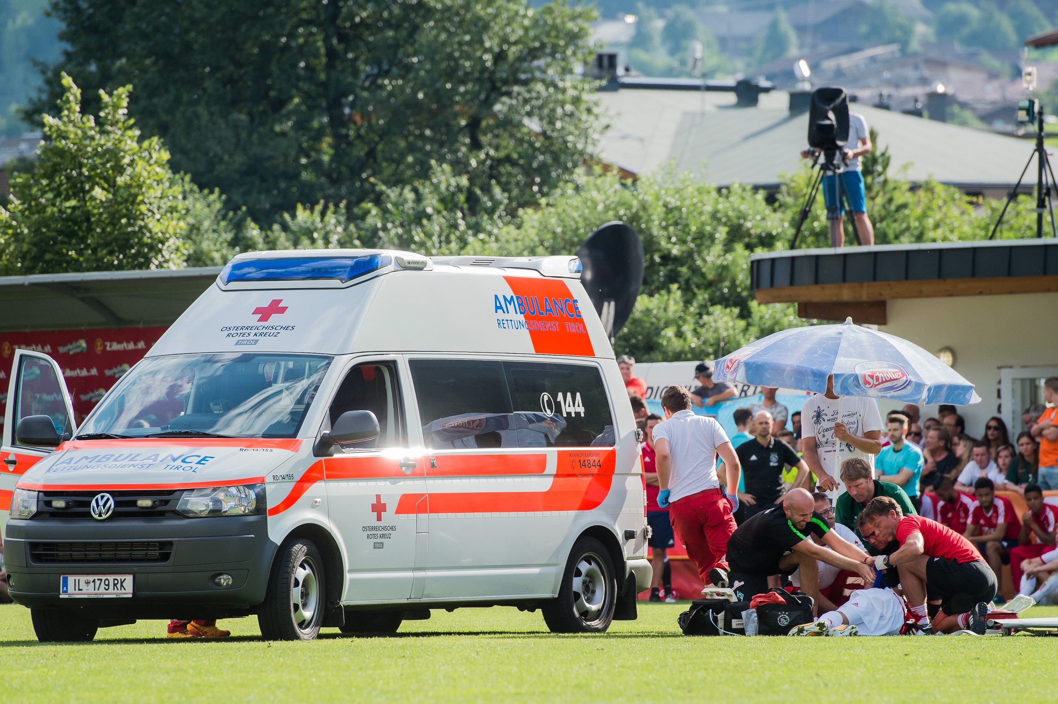 Abdelhak Nouri von Ajax Amsterdam bricht auf dem Feld zusammen