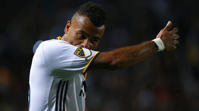 Los Angeles Galaxy, Cole'un sözleşmesini uzattı