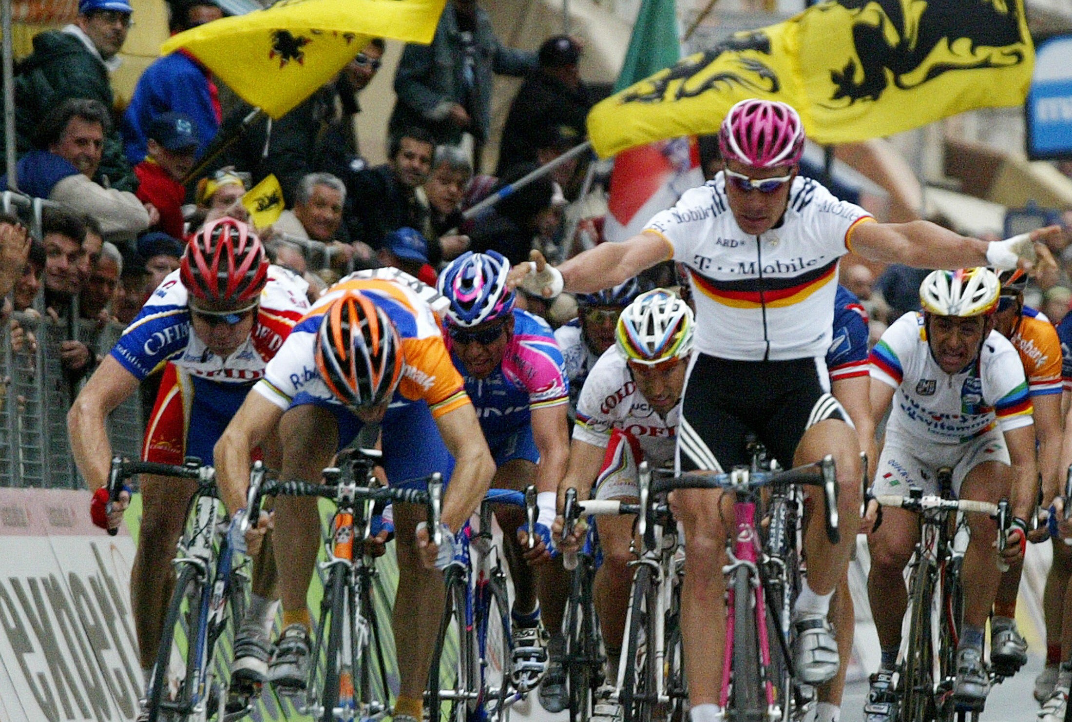 Erik Zabel et Oscar Freire lors de Milan - Sanremo 2004