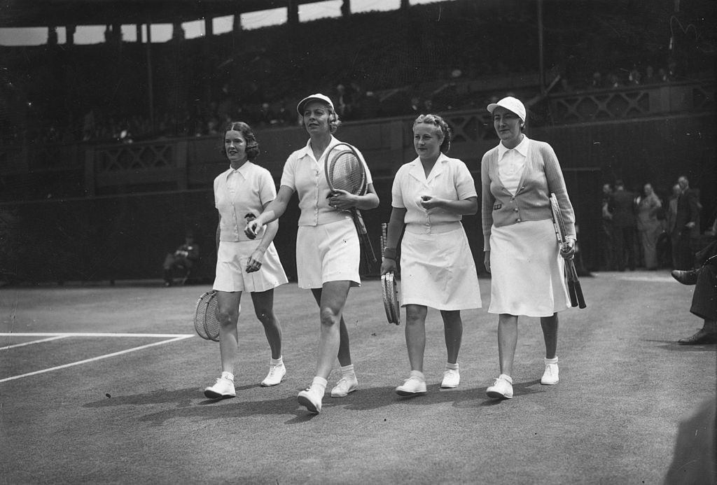 2 июля 1938 года: Сара Фабиан и Элис Марбл выходят на парный матч Уимблдона против Симоны Матьё и Билли Йорк