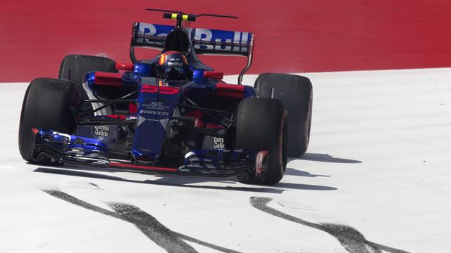 Kyvat arruina la carrera de Sainz en la primera vuelta y el español explota por radio