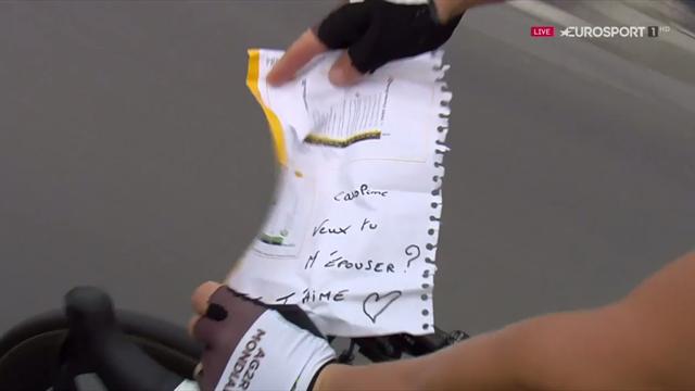 Tour de Francia 2017: Le pide matrimonio a su novia en plena etapa de los Campos Elíseos Tour de Francia 2017: Le pide matrimonio a su novia en plena etapa de los Campos Elíseos