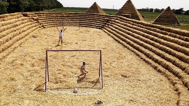 L'impresa di un contadino russo: uno stadio di paglia come critica alle spese pazze per i Mondiali