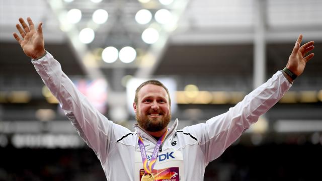Italia in finale con la staffetta; Walsh riscrive la storia del peso, Rojas imbattibile
