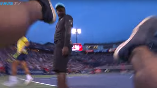 Quand Nadal provoque la chute d’un caméraman un peu maladroit