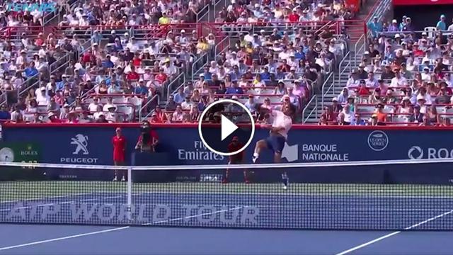 VIDEO - Splendido Backhand Smash di Federer: ammutolito Bautista