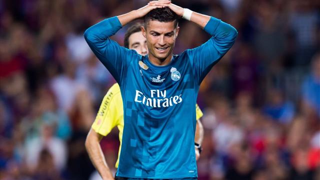 Spinta all'arbitro nel Clasico, Ronaldo rischia la maxi squalifica: "dalle 4 alle 12 giornate"