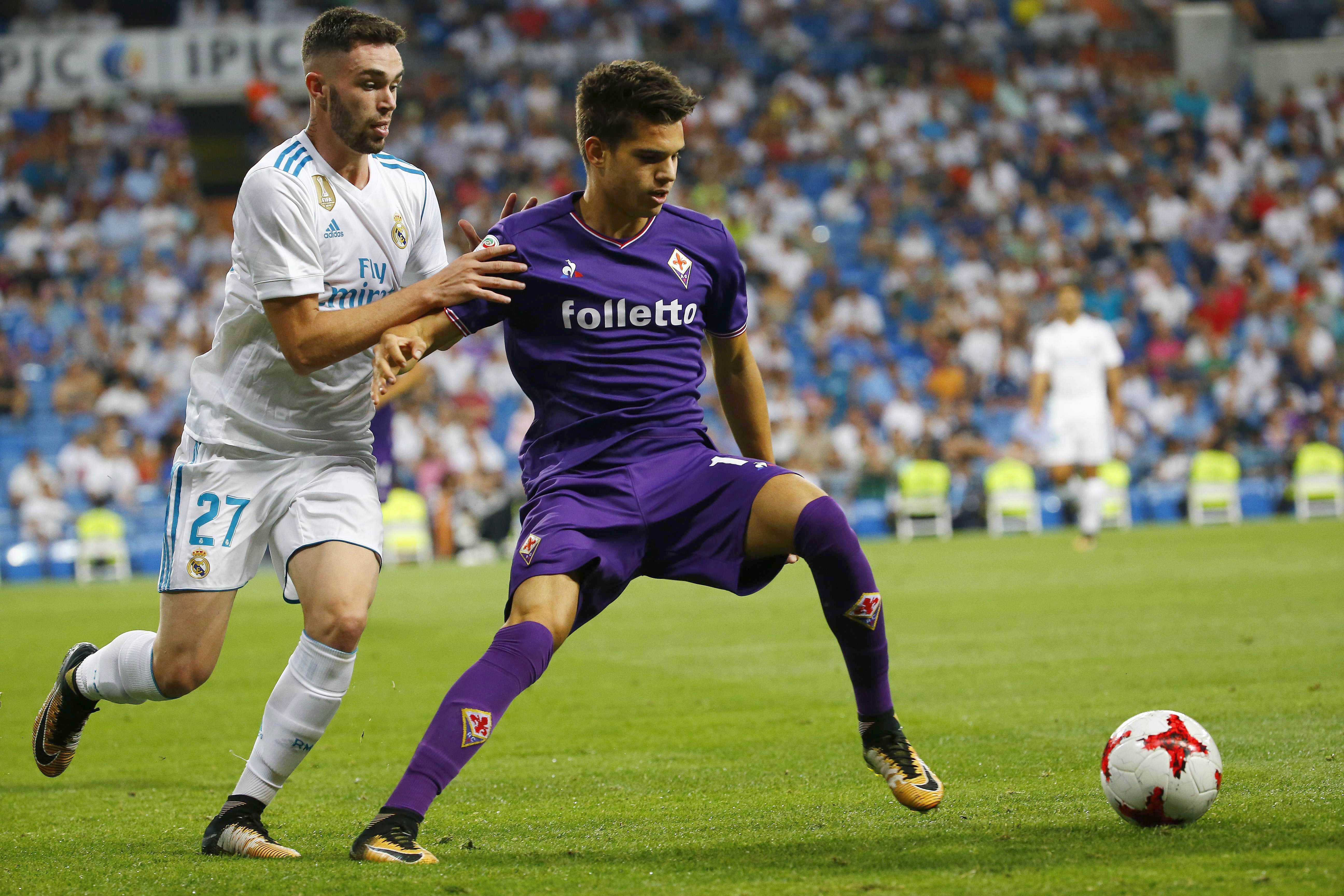 El defensa del Real Madrid Manu Hernando (i) lucha el balón con el turco Ianis Hagi (d), de la Fiorentina