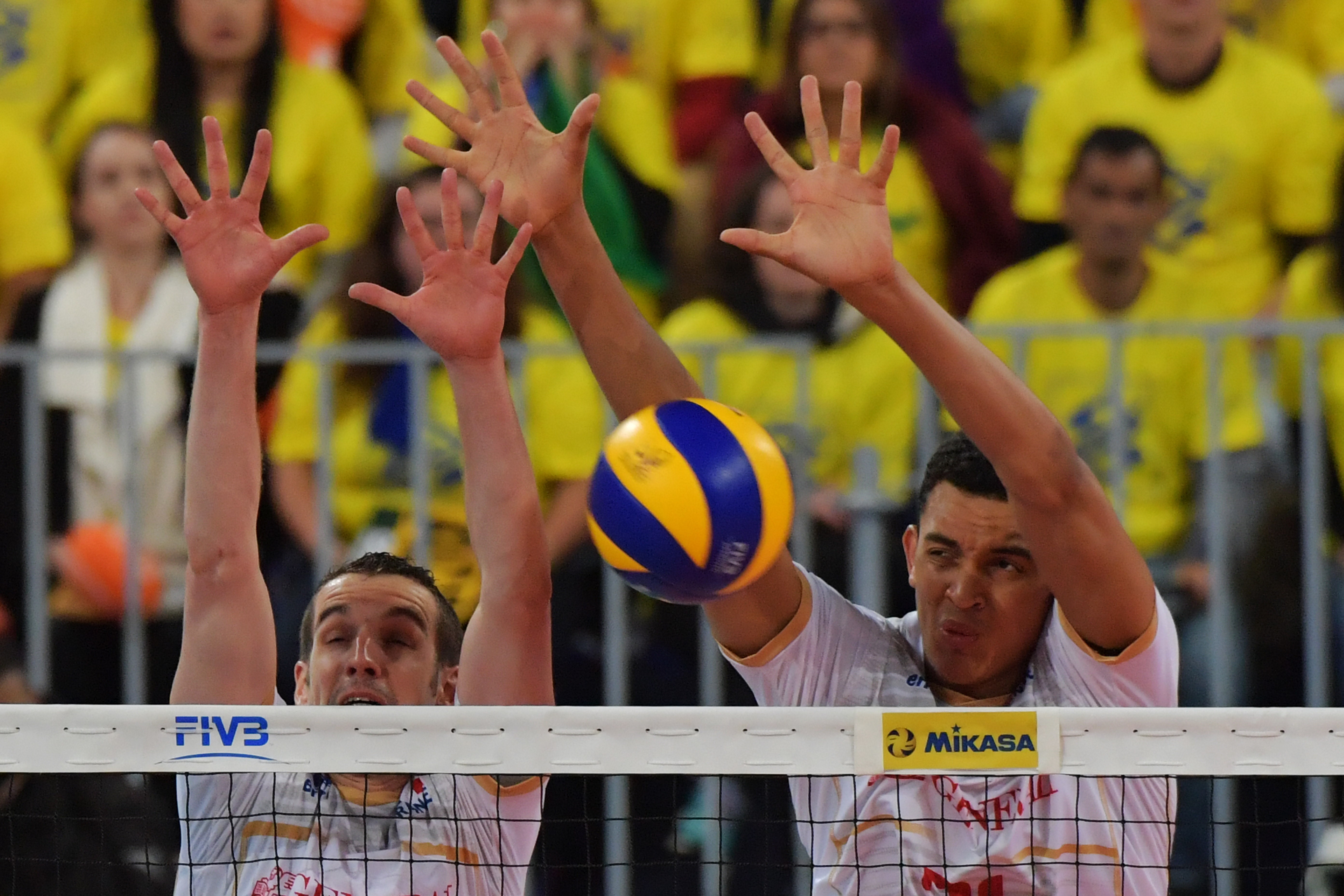 Benjamin Toniutti et Barthelemy Chinenyeze lors de France - Brésil en finale de la Ligue mondiale 2017