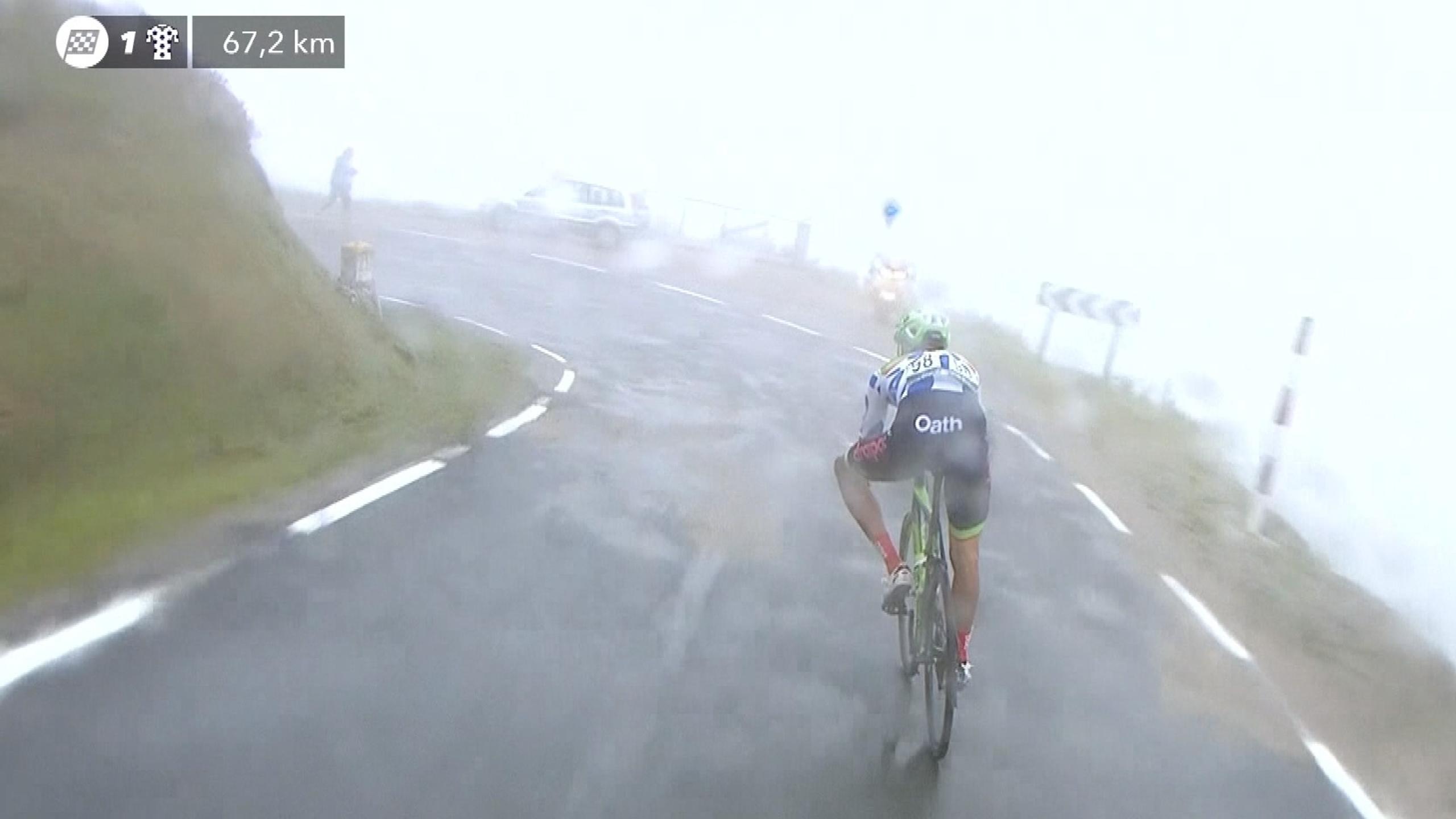 'Extraordinarily dangerous' conditions as peloton hits thick mist