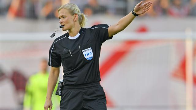 Bibiana Steinhaus devient la première arbitre femme dans un grand championnat européen