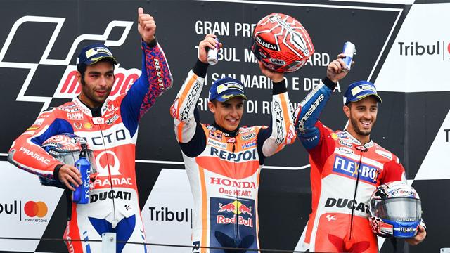 Marquez soffia la vittoria a Petrucci a un giro dalla fine, Dovizioso terzo