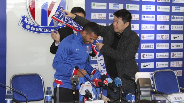 Il triste declino di Tevez in Cina: "Non è in grado di giocare, è troppo grasso"