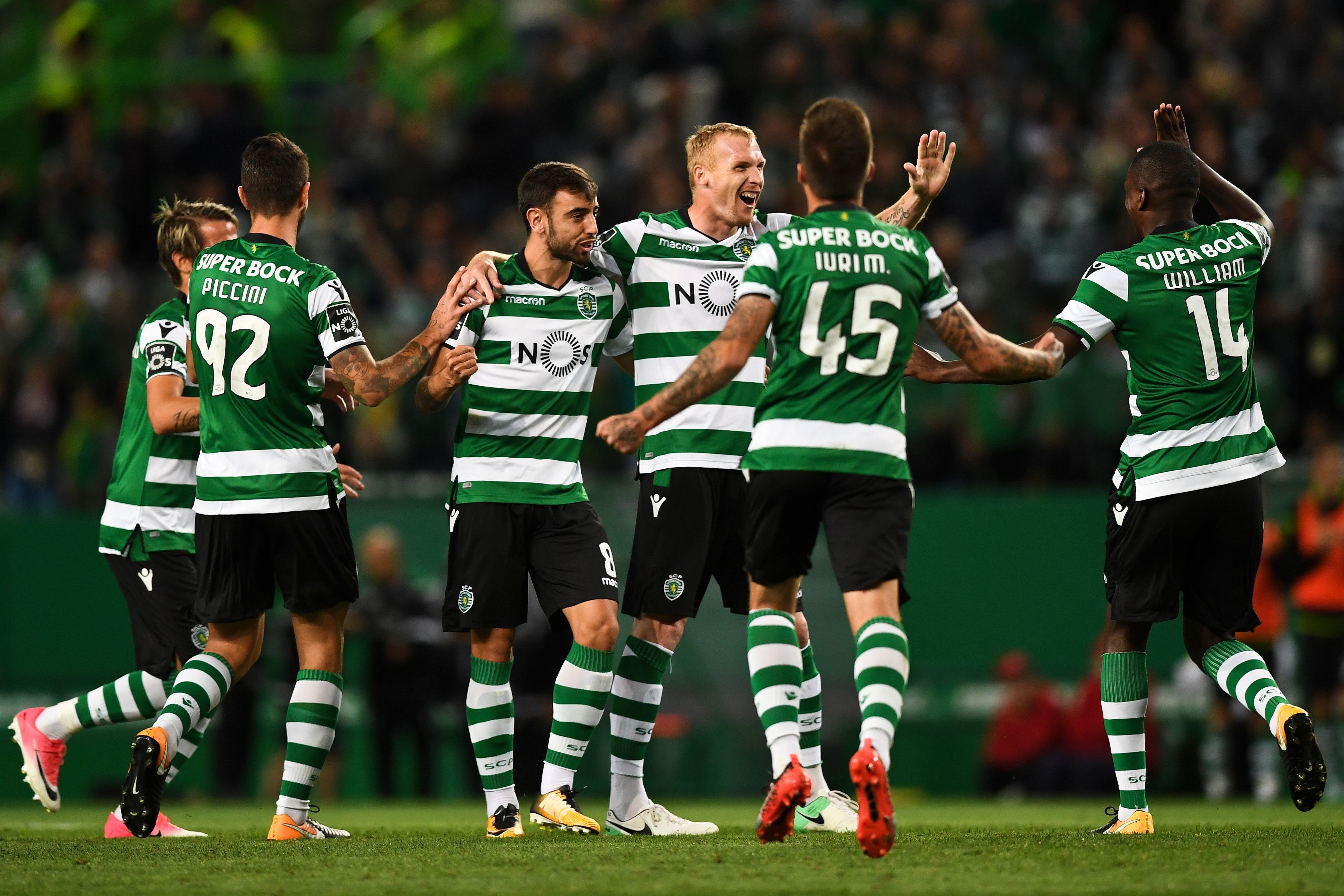 Jérémy Mathieu fête son but sur coup franc avec ses coéquipiers du Sporting, le 16 septembre 2017.