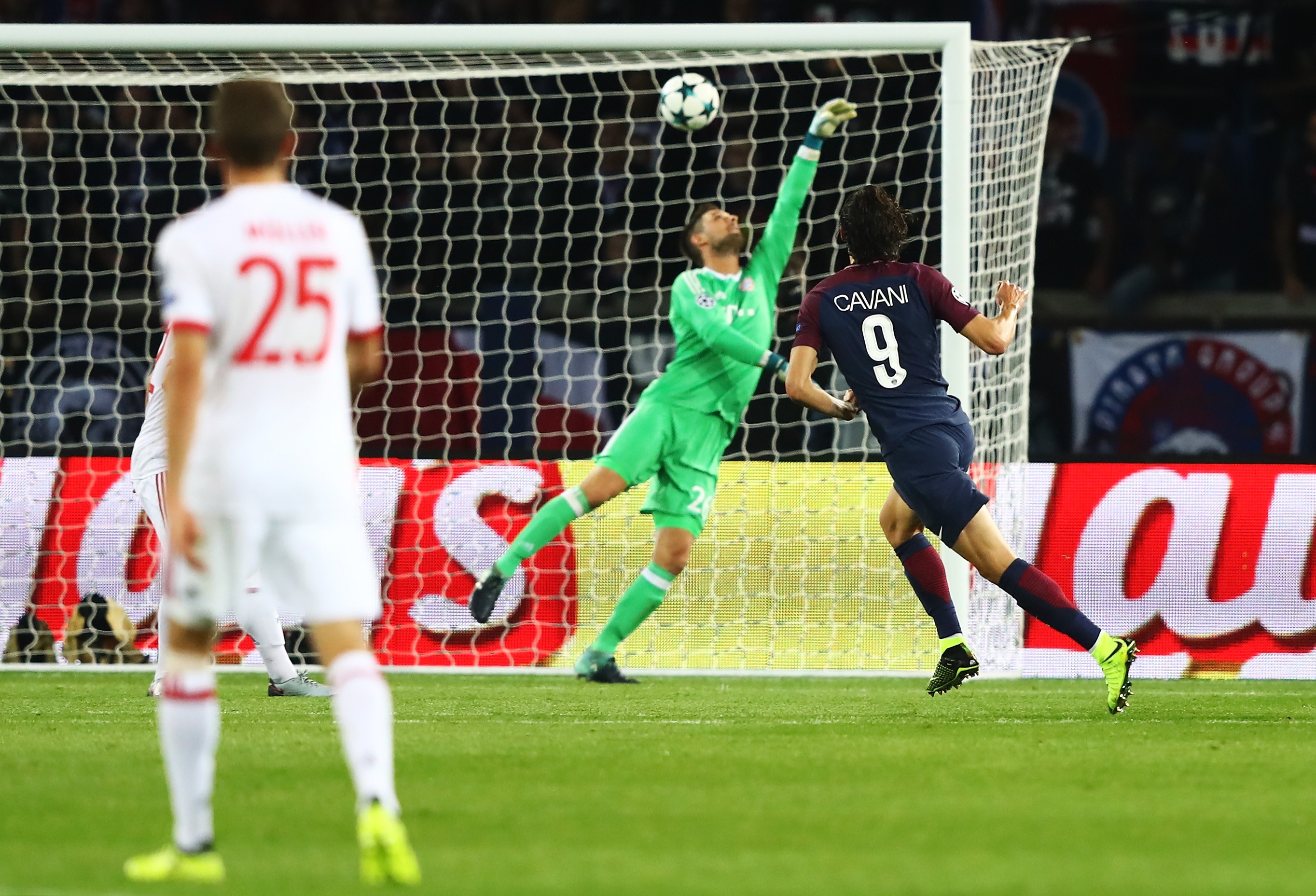 La frappe sous la barre d'Edinson Cavani (PSG) face au Bayern Munich