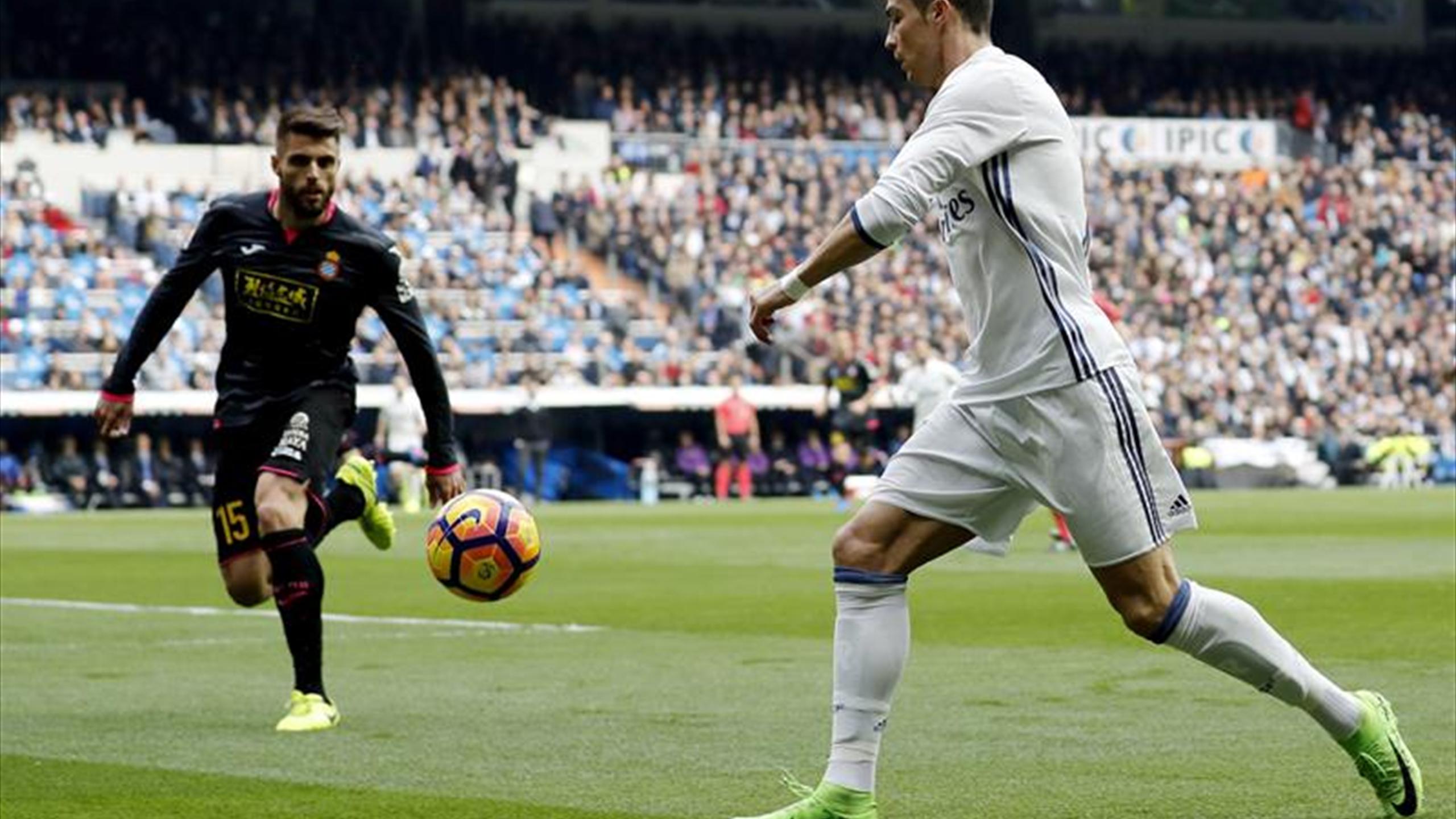 Криштиану роналду дриблинг. Криштиану роналду финты. Роналду финтит. Финт кака. Ronaldo в дождь.