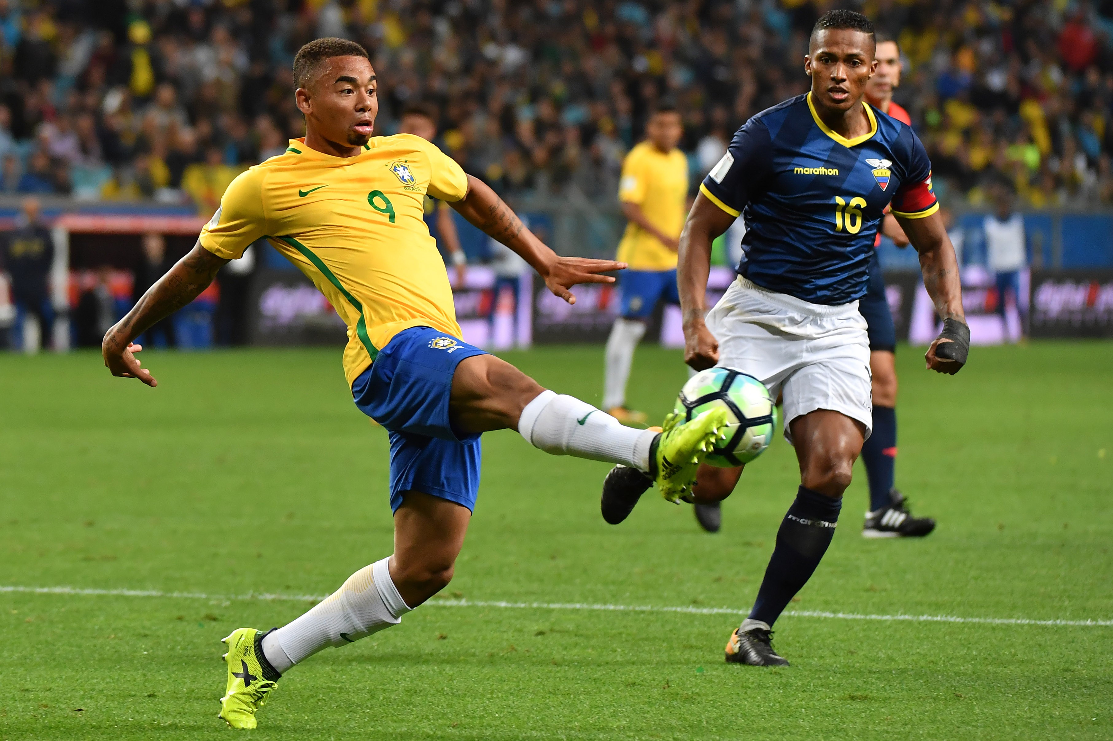 Gabriel Jesus face à Antonio Valencia