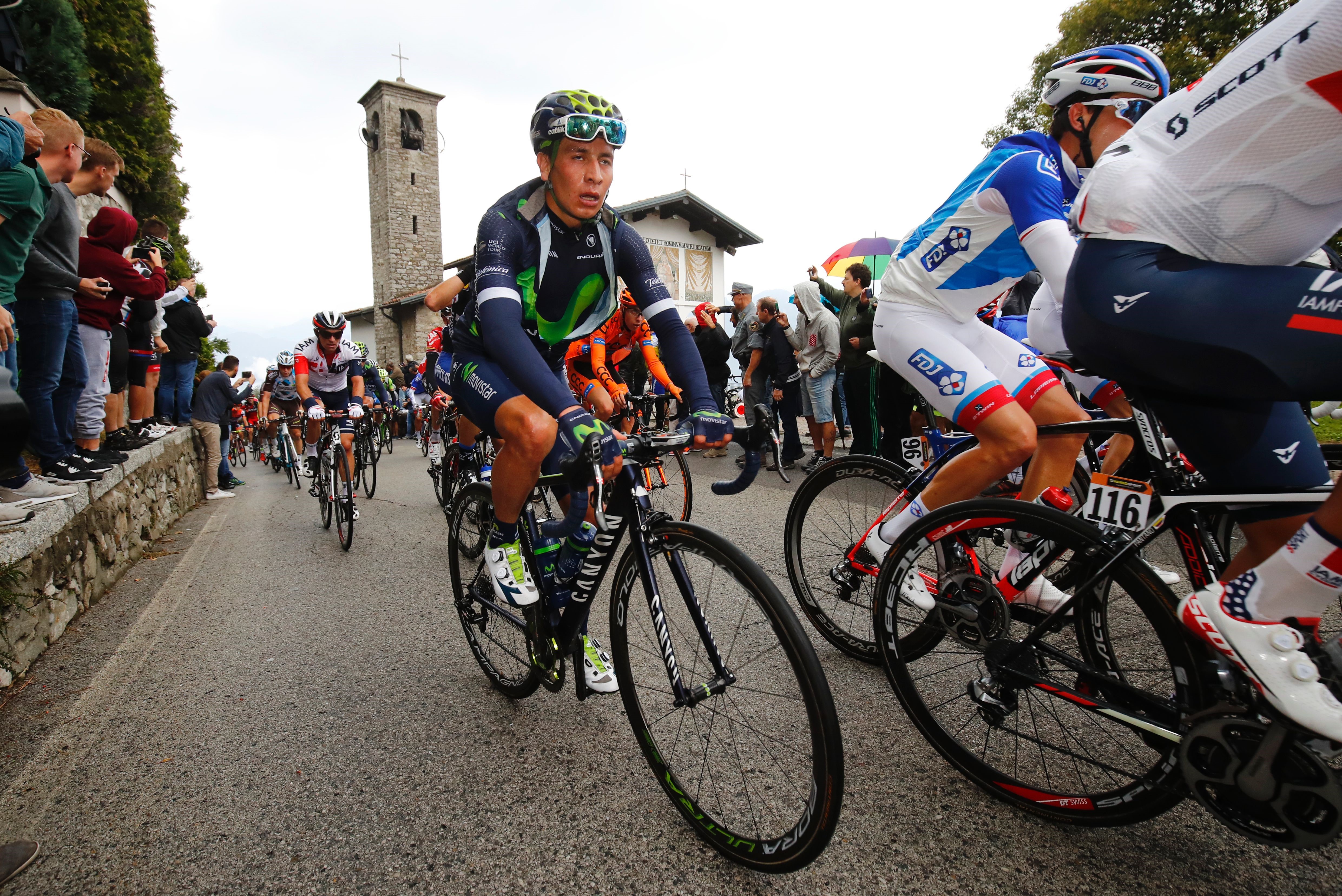 Nairo Quintana devant la chapelle dédiée à la Madonna del Ghisallo