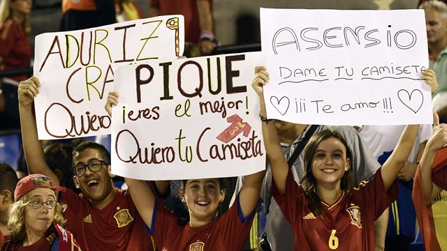 Gritos y pancartas favorables a Piqué tras el cambio que decidió Lopetegui