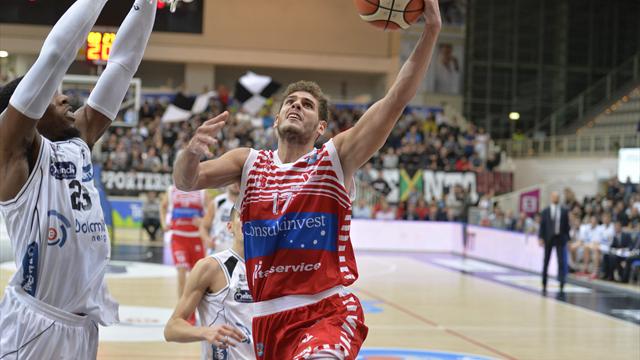 Scandone: fuga e rischio finale, ma è vittoria a Pesaro 78-83 Scandone: fuga e rischio finale, ma è vittoria a Pesaro 78-83