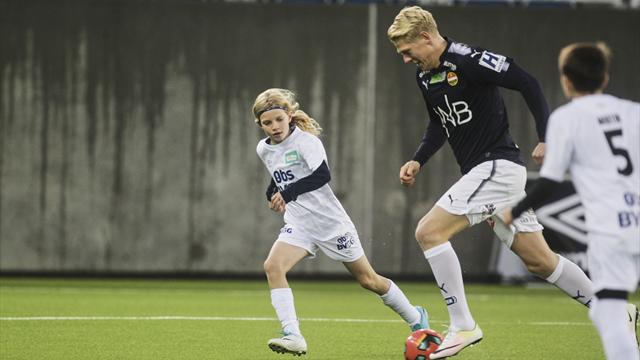 SE: To Eliteserie-stjerner mot 33 barn på Vålerengas storstue. Hvem tror du vant?