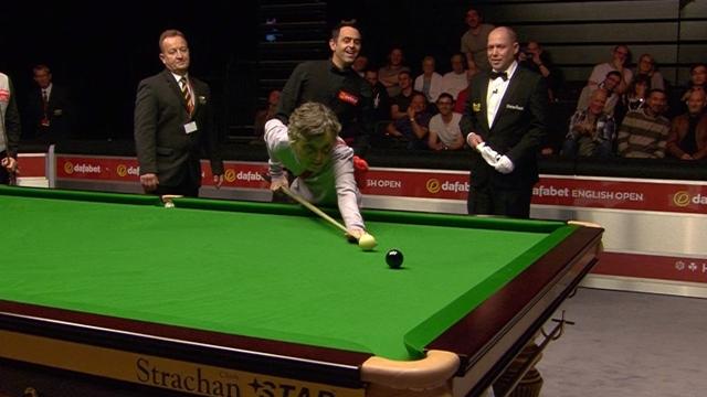 Momento surrealista en el frame de O'Sullivan: ¡Dejó jugar la negra a una aficionada! Momento surrealista en el frame de O'Sullivan: ¡Dejó jugar la negra a una aficionada!