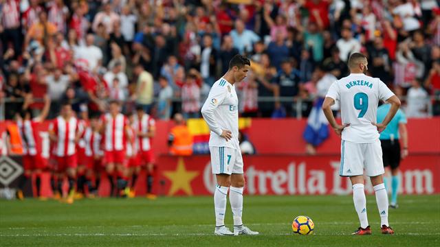 Ronaldo e Benzema rimettono, mesti, il pallone in gioco dopo un gol del Girona