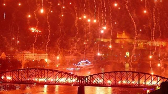 Дьявольское фаер-шоу в честь 125-летия «Славии», окрасившее небо Праги в кроваво-красный цвет