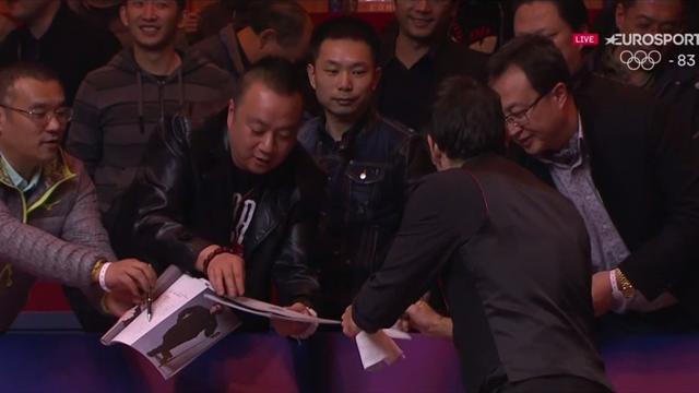 La pasión de los aficionados chinos por Ronnie O'Sullivan: Lluvia de autógrafos tras la victoria La pasión de los aficionados chinos por Ronnie O'Sullivan: Lluvia de autógrafos tras la victoria